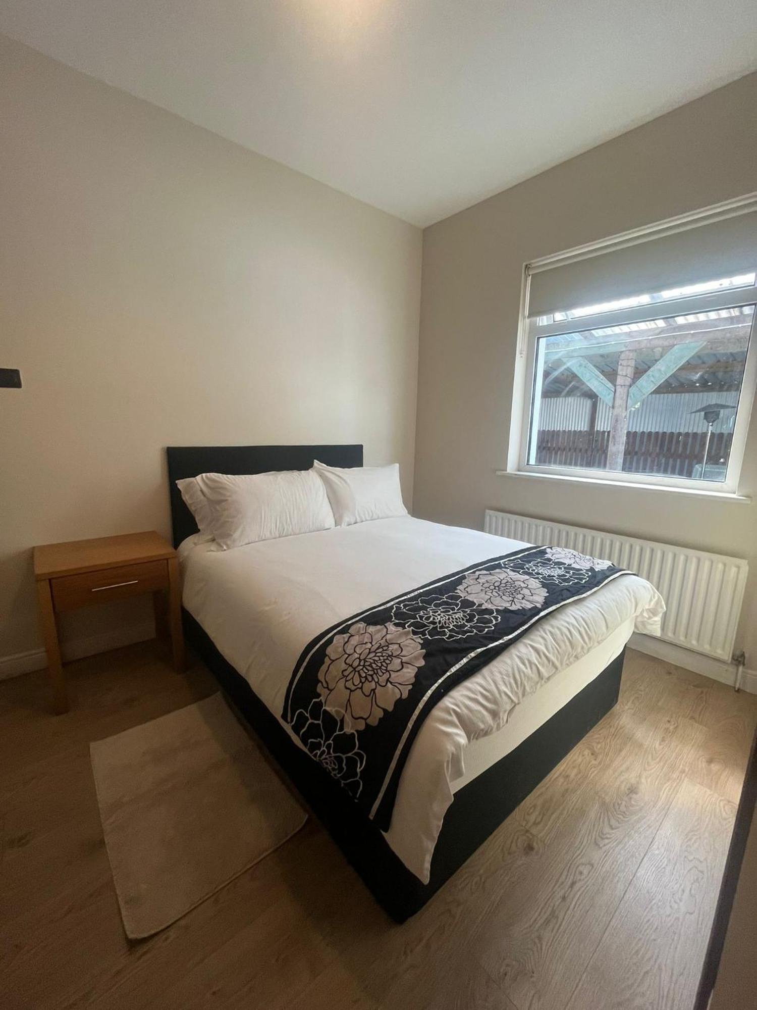 Yeats Lodge Self Catering Apartment And Bar 戈尔韦 外观 照片
