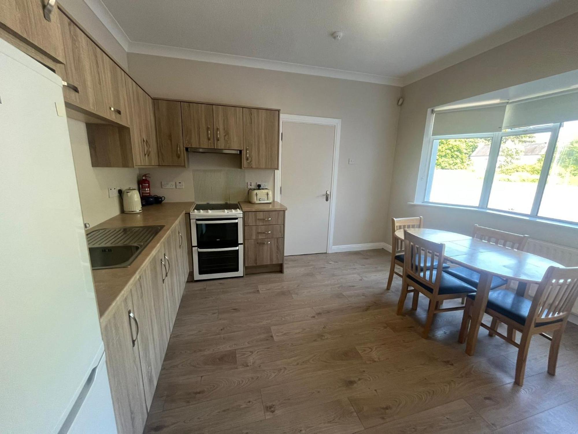 Yeats Lodge Self Catering Apartment And Bar 戈尔韦 外观 照片