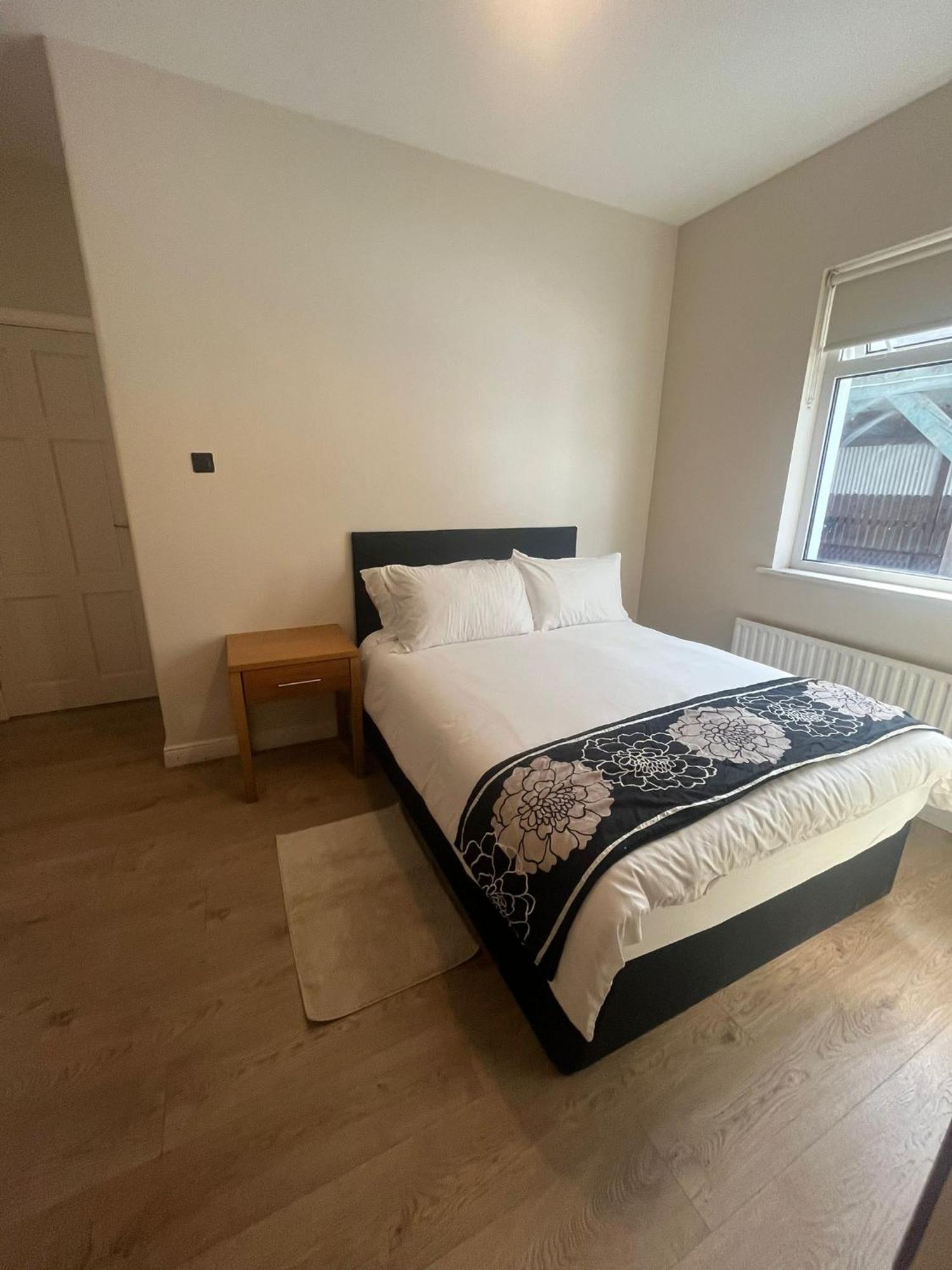 Yeats Lodge Self Catering Apartment And Bar 戈尔韦 外观 照片