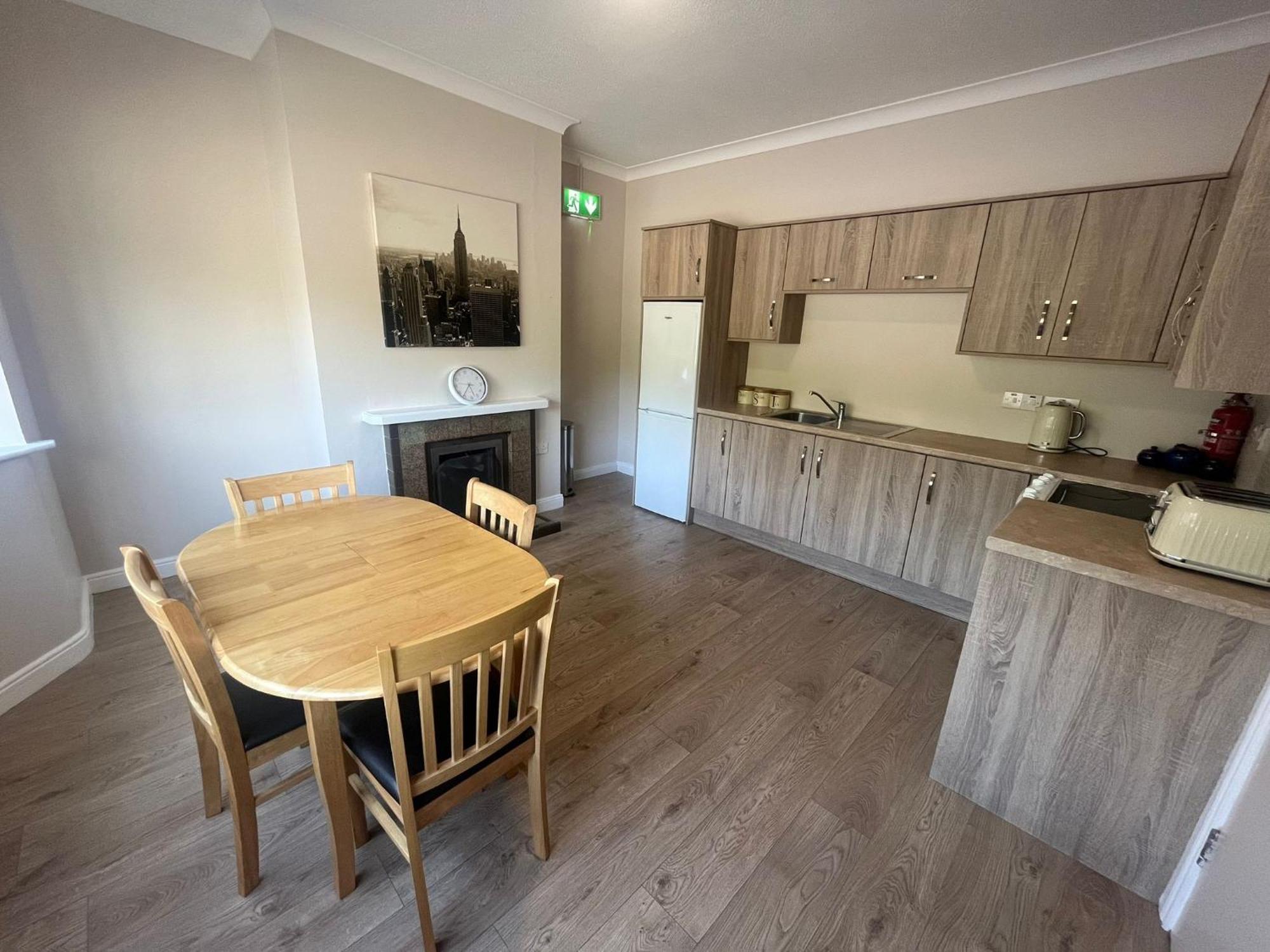 Yeats Lodge Self Catering Apartment And Bar 戈尔韦 外观 照片
